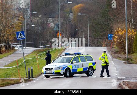 Ljungsbro, Suède 2013-11-02 UN adolescent et une femme dans leurs années 50 ont été assassinés à Ljungsbro la nuit dernière. Tout indique que c'est un acte de folie - un homme a été arrêté. Aujourd'hui, environ 100 policiers travaillent sur l'affaire. Photo Jeppe Gustafsson Banque D'Images