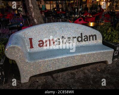 Amsterdam, pays-Bas - octobre 15 2018: Un banc de mosaïque dans le centre-ville d'Amsterdam, portant le slogan de la ville I amsterdam. Banque D'Images