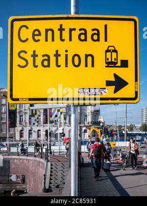 Amsterdam, pays-Bas - octobre 15 2018 : les panneaux de signalisation jaunes dirigent les conducteurs et les cyclistes vers la gare centrale d'Amsterdam Banque D'Images