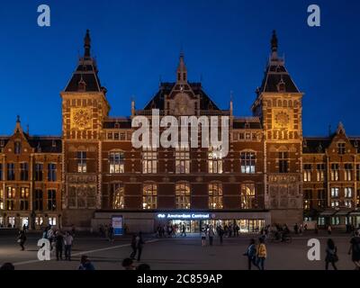 Amsterdam, pays-Bas - octobre 15 2018 : l'extérieur du Centraal d'Amsterdam en début de soirée. Banque D'Images