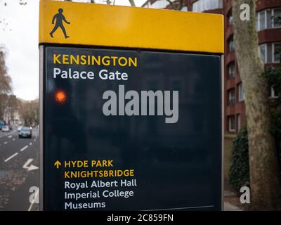 Londres, Royaume-Uni - novembre 03 2018 : panneau à Kensington Londres dirige les conducteurs vers Hyde Park, Knightsbridge, High Street Kensington et le Royal Albert Hall Banque D'Images