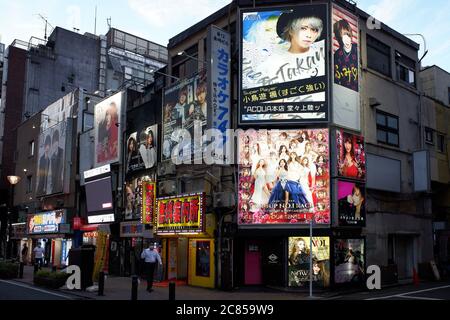 Tokyo, Japon. 21 juillet 2020. Des publicités de boîtes de nuit sont affichées dans le district de Kalukicho Red Right, les nouvelles infections à coronavirus se propagées dans le quartier de Kalukicho à Tokyo le lundi 20 juillet 2020. Le 21 juillet, le gouvernement métropolitain de Tokyo a annoncé que 237 personnes avaient été infectées par le nouveau coronavirus. Crédit: Yoshio Tsunoda/AFLO/Alay Live News Banque D'Images