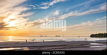 Coucher de soleil sur la plage. Mer Baltique, Estonie Banque D'Images