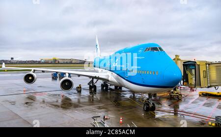 Boeing 747 à l'aéroport d'Amsterdam Schiphol Banque D'Images