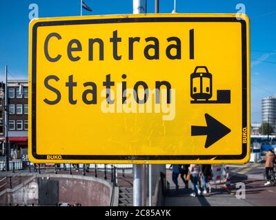 Amsterdam, pays-Bas - octobre 15 2018 : les panneaux de signalisation jaunes dirigent les conducteurs et les cyclistes vers la gare centrale d'Amsterdam Banque D'Images