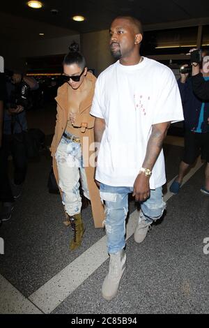 ***PHOTO DU FICHIER*** Kanye West accuse Kim Kardashian d'essayer de l'engager à l'hôpital psychiatrique sur Twitter. LOS ANGELES, CA - MAI 19 : Kim Kardashian et Kanye West vus à LAX à Los Angeles, Californie, le 19 mai 2016. Crédit : John Misa/MediaPunch Banque D'Images