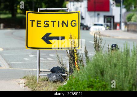 Slough, Berkshire, Royaume-Uni. 21 juillet 2020. Le premier centre de tests de détection et de mise à l'essai hybride Covid-19 du coronavirus reste opérationnel à Slough, dans le Berkshire. Toute personne présentant des symptômes, et pour la première fois les personnes qui ne sont pas symptomatiques mais qui craignent d'être infectées, peuvent se rendre à un test en marchant ou en conduisant dans le centre de dépistage. Crédit : Maureen McLean/Alay Live News Banque D'Images