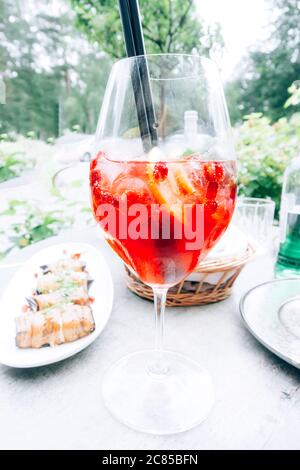 cocktail d'été avec menthe, tranches de citron et baies rouges Banque D'Images