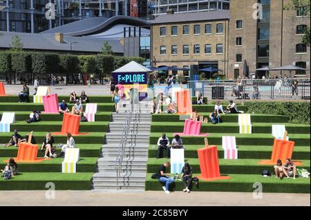 Tandis que le verrouillage Covid facilite l'herbe artificielle est remis sur les marches de Granary Square, avec des séparateurs pop à l'envelly funky pour aider à distancer les sociaux, à Kings Cross, au nord de Londres, Royaume-Uni Banque D'Images