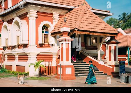 Kavlem, Phonda, Goa, Inde. Femme indienne marchant près de Shree Shantadurga Mandir, Temple de Kavlem. Site d'intérêt célèbre et destination populaire. Lampe blanche Banque D'Images