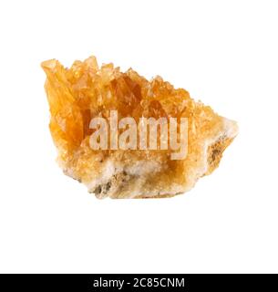 citrine geode montrant des cristaux bruts de quartz jaune citrine sur un fond blanc pur. Banque D'Images