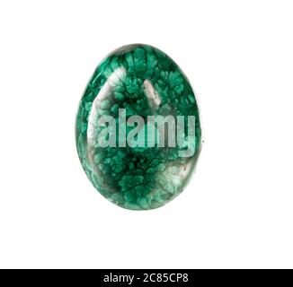 Œuf de malachite sur fond blanc. Banque D'Images