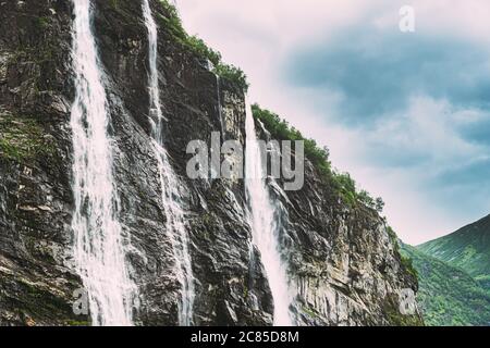 Geirangerfjord, Norvège. Les chutes d'eau des sept Sœurs à Geirangerfjorden. Célèbre site norvégien et destination populaire en été Banque D'Images