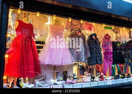 Dublin, Irlande - 31 décembre 2019 : exposition du magasin de vêtements et d'accessoires dans le centre de Dublin, Irlande Banque D'Images