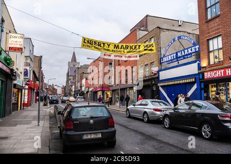 Dublin, Irlande - 31 décembre 2019 : rue commerçante et marché de la liberté avec des gens autour du centre de Dublin, Irlande Banque D'Images