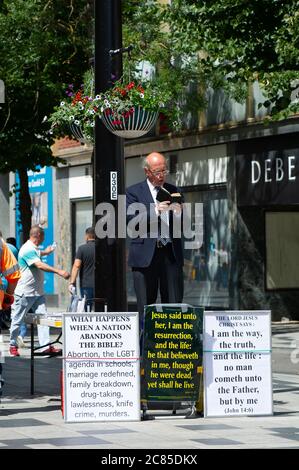 Slough, Berkshire, Royaume-Uni. 21 juillet 2020. Un homme prêche sur l'Evangile dans Slough High Street aux acheteurs qui passent. Crédit : Maureen McLean/Alay Banque D'Images