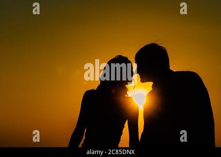 Jeune couple amoureux se rencontrent lever du soleil (coucher de soleil). Banque D'Images