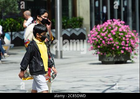 Slough, Berkshire, Royaume-Uni. 21 juillet 2020. Certains acheteurs portaient aujourd'hui des masques de visage lorsqu'ils faisaient du shopping à Slough High Street. Les masques doivent être obligatoires dans les magasins à partir du vendredi 24 juillet 2020. Le Conseil national des chefs de police aurait déclaré que les détaillants auraient la responsabilité de faire respecter le port de masques dans leurs magasins. Crédit : Maureen McLean/Alay Banque D'Images