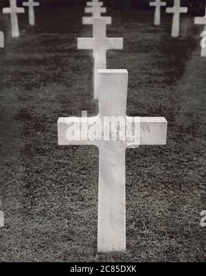 Tombe du soldat Hugh A. McKenna de la 355e infanterie, 89e division, dernière américaine tuée en action le 11 novembre 1918, cimetière américain Aisne-Marne, Belleau, France, septembre 1939 Banque D'Images