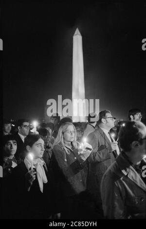 Foule rassemblée pour un moratoire visant à mettre fin à la guerre au Vietnam, Washington Monument in Background, Washington, D.C., États-Unis, Thomas J. O'Halloran, 15 octobre 1969 Banque D'Images