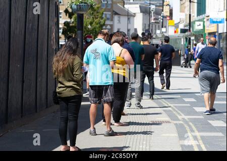 Slough, Berkshire, Royaume-Uni. 21 juillet 2020. Les gens font la queue devant une banque dans Slough High Street alors que la ville commence à se faire de nouveau plus occupée après le verrouillage du coronavirus. Crédit : Maureen McLean/Alay Banque D'Images