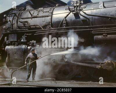 Mme Viola Sievers, l'une des lingettes de la Roundhouse donnant une locomotive de classe H à vapeur, Chicago and North Western Railway Company, Clinton, Iowa, États-Unis, Jack Delano, Office of War information des États-Unis, avril 1943 Banque D'Images