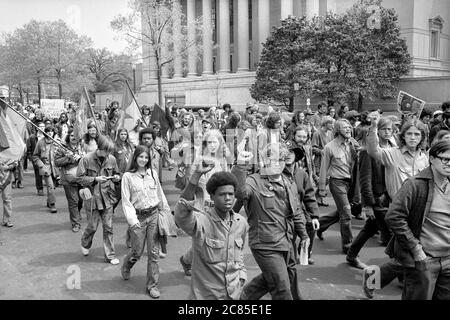 Manifestants anti-guerre près du bâtiment du ministère de la Justice, Washington, D.C., États-Unis, Warren K. Leffler, 30 avril 1971 Banque D'Images