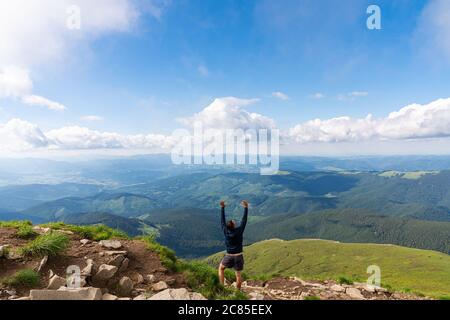 Silhouette de l'homme au sommet de la montagne au lever du soleil. Photo conceptuelle du sport et de la vie active Banque D'Images