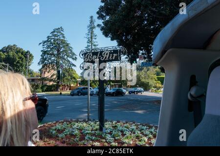 Vue sur le panneau d'entrée de Bel Air, Los Angeles Banque D'Images