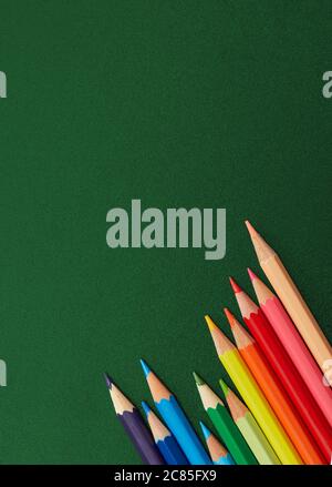 Crayons multicolores sur tableau noir Banque D'Images