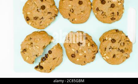 Petits gâteaux au chocolat avec pignons de pin sur une planche de service. Biscuits aux pépites de chocolat maison. Cuisine américaine, dessert Banque D'Images