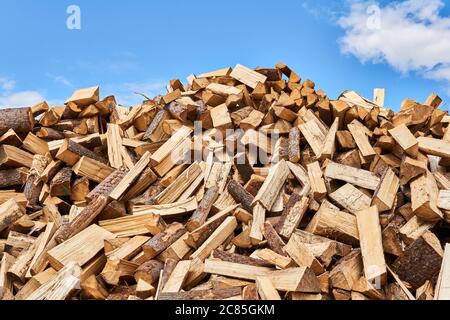 énorme pile de cales de bois de chauffage contre le ciel de près Banque D'Images