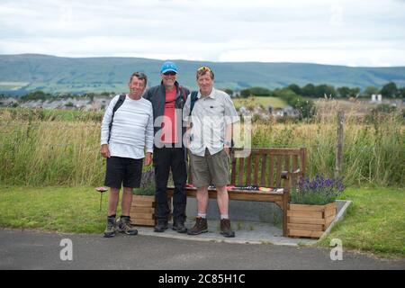 Auchinloch près de Lenzie, Écosse, Royaume-Uni. 21 juillet 2020. Photo : trois frères proches pour une promenade dans la campagne. Le bar Golden Pheasant d'Auchinloch est à proximité, ce qui vous permet de vous arrêter à pied. Les trois frères vont faire une promenade tous les mardis, et aujourd'hui c'était sur les dales de Kirkintilloch et de Lenzie. Ils disaient qu'une marche est bonne pour l'âme et parfaite pour discuter et pour la santé mentale, surtout pendant la crise du coronavirus. Crédit : Colin Fisher/Alay Live News Banque D'Images