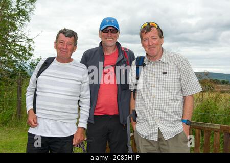 Auchinloch près de Lenzie, Écosse, Royaume-Uni. 21 juillet 2020. Photo : trois frères proches pour une promenade dans la campagne. Le bar Golden Pheasant d'Auchinloch est à proximité, ce qui vous permet de vous arrêter à pied. Les trois frères vont faire une promenade tous les mardis, et aujourd'hui c'était sur les dales de Kirkintilloch et de Lenzie. Ils disaient qu'une marche est bonne pour l'âme et parfaite pour discuter et pour la santé mentale, surtout pendant la crise du coronavirus. Crédit : Colin Fisher/Alay Live News Banque D'Images