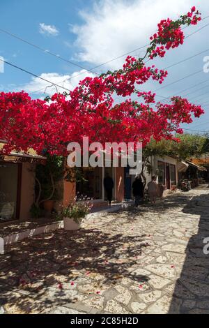 Belle allée dans la vieille ville de Preveza, dans le quartier de Seitan Pazar, le quartier le plus pittoresque de Preveza. Banque D'Images