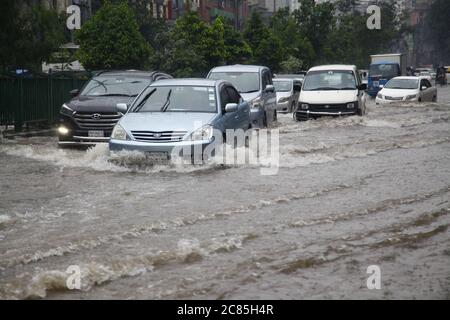 Dhaka. 21 juillet 2020. Des véhicules traversent une rue inondée à Dhaka, au Bangladesh, le 21 juillet 2020. Mardi, les fortes pluies de mousson ont fait des ravages dans la capitale du Bangladesh, Dhaka, avec des véhicules bloqués sur des routes goulées d'eau et des personnes piégées dans des maisons, car de nombreuses zones de basse altitude ont été inondées. Crédit: Xinhua/Alay Live News Banque D'Images