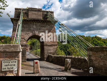 River Tweed, frontière anglaise/écossaise, Royaume-Uni, 21 juillet 2020. Bicentenaire du pont Union : le pont célèbre son 200e anniversaire le 26 juillet. C'était le premier pont suspendu pour véhicules au Royaume-Uni. Au moment de sa construction, c'était le plus long pont suspendu en fer forgé au monde, à 137m. Il est toujours utilisé régulièrement par les piétons, les cyclistes et les voitures, mais les voitures doivent le traverser à la fois. Cette vue est depuis la frontière écossaise Banque D'Images