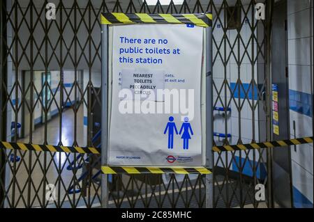 Londres, Royaume-Uni. 21 juillet 2020. Les toilettes publiques de la gare de Green Park restent fermées par le Conseil de Westminster, malgré l'atténuation spectaculaire du « confinement » de l'épidémie du coronavirus (Covid 19) et malgré les appels du maire de Teh à rouvrir toutes les toilettes publiques. Il n'y a pas de toilettes, i Green Park et les plus proches sont Piccadilly Circus, à 10-15 minutes à pied. Crédit : Guy Bell/Alay Live News Banque D'Images