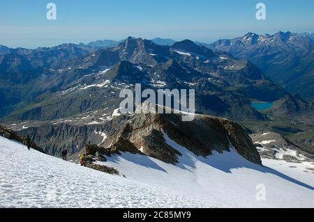 Les alpinistes grimpent sur une pente enneigée en direction du sommet de Giordani à Monte Massif Rosa Banque D'Images