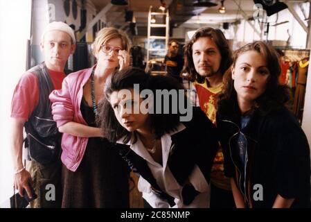 Chacun Cherche Son Chat Quand Le Chat Est A L Exterieur 1996 France Directeur Cedric Klapisch Garance Clavel Olivier Py Photo Stock Alamy
