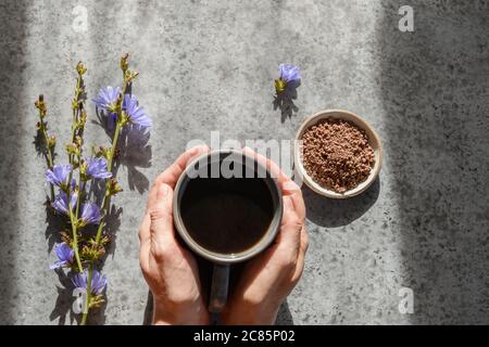 Boisson à la chicorée et fleurs. Boisson saine aux herbes, succédané de café. Vue de dessus. Banque D'Images