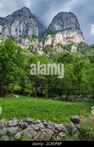 Magnifiques montagnes entourant Val di Mello par une journée nuageux d'été, Sondrio, Italie Banque D'Images