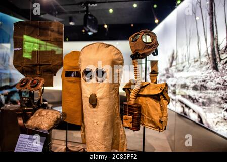 LONDRES, Royaume-Uni — L'exposition sur la guerre du gaz de la première Guerre mondiale à l'Imperial War Museum de Londres offre un aperçu de l'utilisation des armes chimiques pendant la Grande Guerre. Présentant des masques à gaz, des dispositifs d’alerte et des informations sur divers agents toxiques, l’exposition met en lumière cet aspect terrifiant de la guerre de tranchées et son impact durable sur les populations militaires et civiles. Banque D'Images