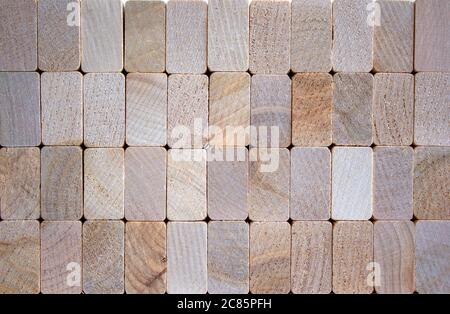 Photo de nombreux petits cubes de bois de différentes hauteurs, se reposant l'un après l'autre, imitant la texture du mur. Banque D'Images