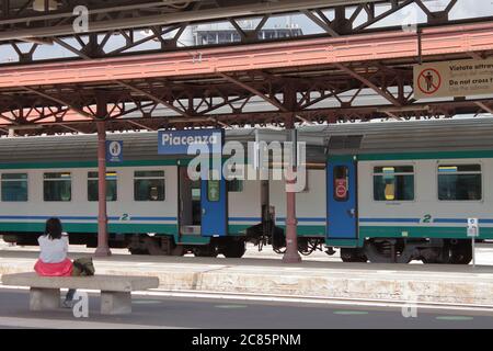 piacenza, italie - été 2020: Une femme attendant un train à la gare de Piacenza Banque D'Images