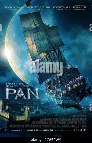 PAN (2015) dirigé par Joe Wright et mettant en vedette Levi Miller, Hugh Jackman, Garrett Hedlund et Rooney Mara. Prequel à J.M. Peter et Wendy, un garçon orphelin de Barrie, sont transportés à Neverland. Banque D'Images