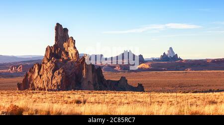 Rocher de l'église aux rayons du soleil couchant, comté de Navajo, près de Kayenta, Arizona, États-Unis. Banque D'Images