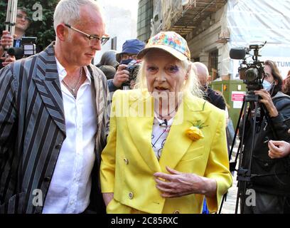 Londres, Royaume-Uni. 21 juillet 2020. Dame Vivienne Westwood est escortée pour être mise dans la cage pendant la manifestation.la créatrice de mode et activiste Dame Vivienne Westwood participe à une manifestation qui voit sa suspension de 10 mètres de haut dans une cage d'oiseaux géante à l'extérieur de Old Bailey (cour criminelle centrale d'Angleterre), Pour protester contre l'extradition de Julian Assange. Crédit : SOPA Images Limited/Alamy Live News Banque D'Images