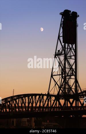Crépuscule au pont Hawthorne, Portland, Oregon. Banque D'Images