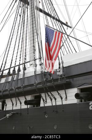Drapeau américain affiché sur l'USS Constellation dans le port intérieur de Baltimore. Banque D'Images